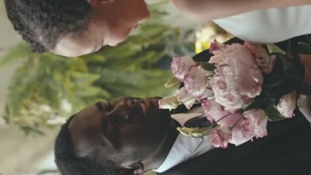 Вертикальная Талия Выстрела Молодого Счастливого Афроамериканца Произносящего Свадебную Клятву Своей — стоковое видео