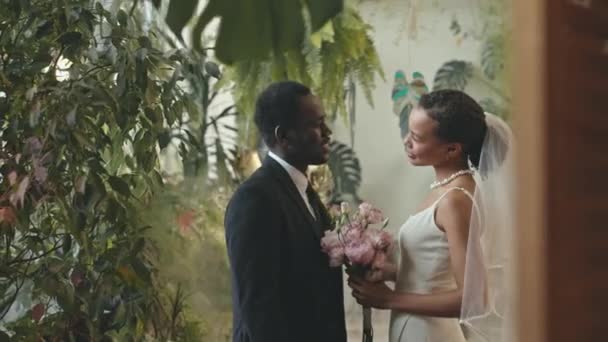 Střední Záběr Krásné Mladé Novomanželé Černý Pár Líbání Svatebním Obřadu — Stock video