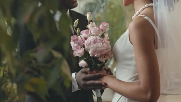 Vystřižený Záběr Mladé Nevěsty Biracial Afroamerického Ženicha Držící Ruce Kyticí — Stock video