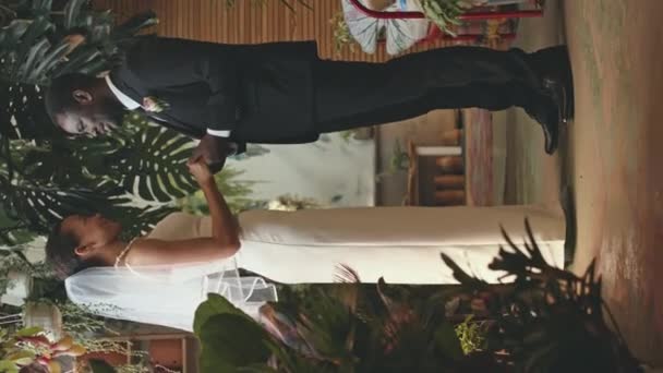 Vertikální Celovečerní Záběr Mladé Dobře Oblečené Afroamerické Nevěsty Ženicha Stojící — Stock video