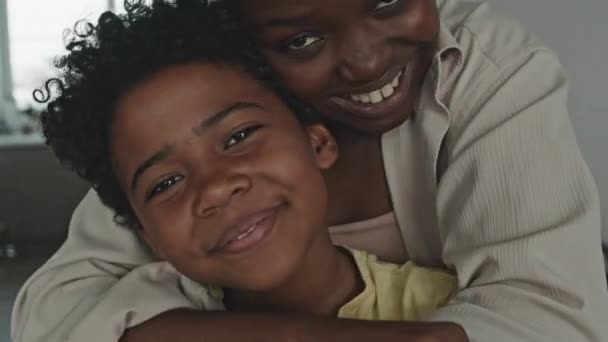 Retrato Médio Menino Pré Adolescente Afro Americano Sua Mãe Alegre — Vídeo de Stock