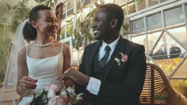 Beyaz Elbiseli Güzel Melez Bir Kadının Sevgili Afrikalı Amerikalı Kocasının — Stok video
