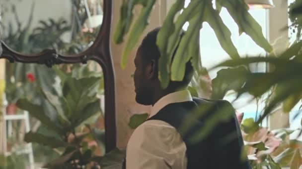 결혼식을 재킷을 아프리카계 미국인 신부의 뒤보기 — 비디오