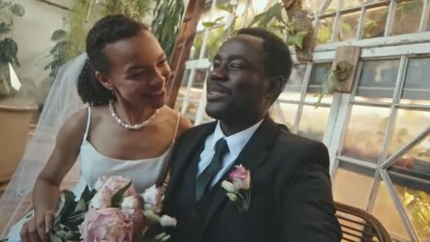 Pov Palmare Giovani Sposi Afroamericani Marito Moglie Che Registrano Video — Video Stock