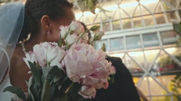 수줍은 결혼식 키스하는 꽃다발로 얼굴을 커플의 — 비디오