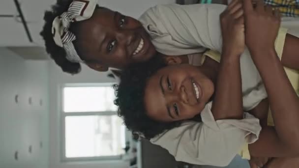 Pionowy Średni Portret Szczęśliwy Młody Czarny Kobieta Obejmując Jej Cute — Wideo stockowe