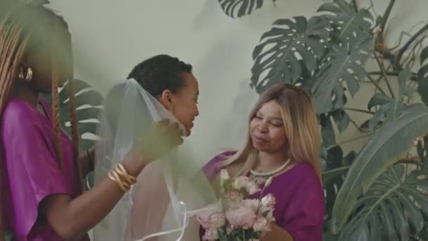 Mittlere Aufnahme Von Zwei Afroamerikanischen Brautjungfern Lila Kleid Die Der — Stockvideo