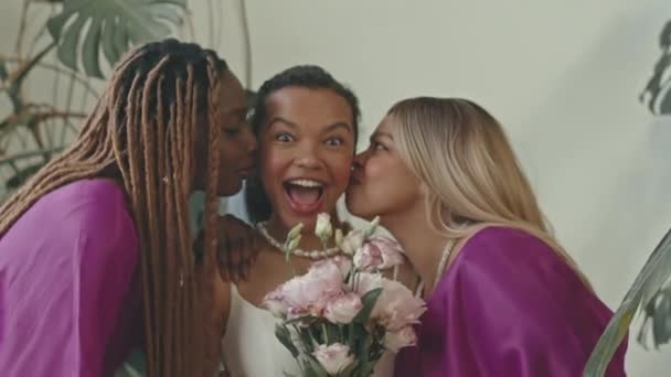 Langzaam Aan Twee Afro Amerikaanse Bruidsmeisjes Zoenen Jonge Mooie Bruid — Stockvideo