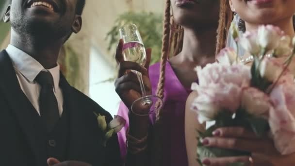 Oříznuté Záběr Novomanželé Afroameričanky Pár Mladá Družička Sklenkou Šampaňského Pózování — Stock video