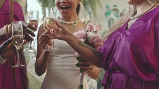 Ostříhaný Pomalý Veselý Afroamerický Novomanželský Pár Dvě Mladé Družičky Purpurových — Stock video