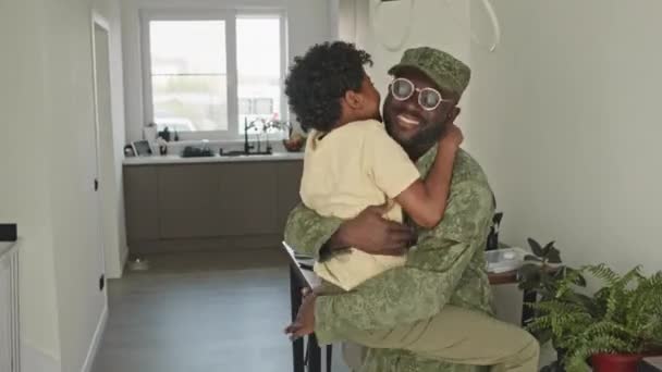 Gelukkige Tiener Afro Amerikaanse Jongen Omarmen Lang Verwachte Militaire Vader — Stockvideo