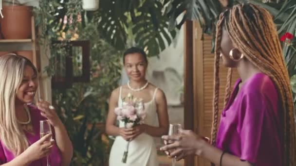 Beyaz Elbiseli Duvak Takmış Nikah Töreninden Önce Bir Buket Çiçekle — Stok video