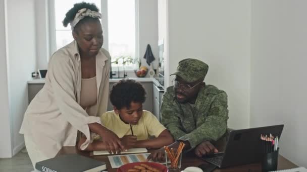 Средний Снимок Афроамериканского Военнослужащего Камуфляжной Форме Любимой Жены Помогающей Своему — стоковое видео