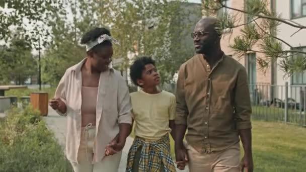 Средний Снимок Современной Афроамериканской Семьи Трех Человек Болтающих Улице Вместе — стоковое видео