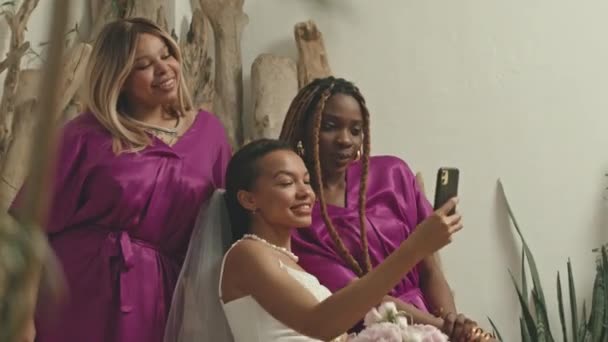 Mor Elbiseli Iki Nedimesinin Düğün Günü Akıllı Telefondan Seksi Portreler — Stok video