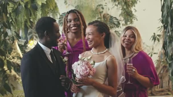 Střední Portrét Mladého Láskyplného Novomanželského Afroamerického Páru Dvou Družiček Elegantních — Stock video