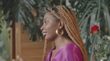 Nikah gününde nedimesiyle konuşan neşeli, melez gelinin sandığı.