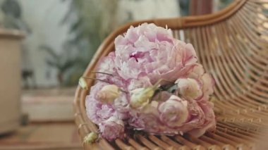 Hiçbir insan düğün salonundaki hasır bankta uzanan güzel ve narin çiçek buketini yakından çekmez.