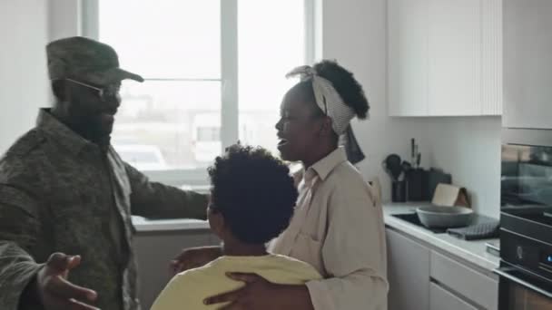 最愛の妻と19歳の息子を受け入れる満足のいく黒人軍人の中型ショット 軍隊から帰国 — ストック動画