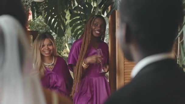 Zarif Mor Elbiseli Iki Güzel Nedime Yeni Evli Çiftin Düğün — Stok video