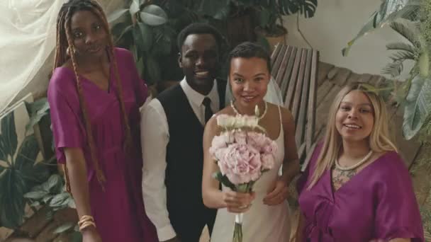 Neşeli Genç Zenci Düğün Çifti Mor Elbiseli Iki Nedimenin Düğün — Stok video