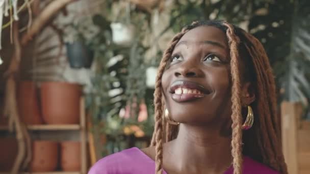 Mellkas Fel Portré Fiatal Vonzó Afro Amerikai Koszorúslány Lila Ruhában — Stock videók