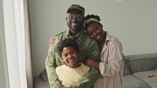Retrato Lentitud Media Del Hombre Soldado Negro Feliz Con Amada — Vídeos de Stock