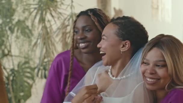 Düğünden Bir Gün Önce Mor Elbiseli Güzel Gelini Kucaklayan Iki — Stok video