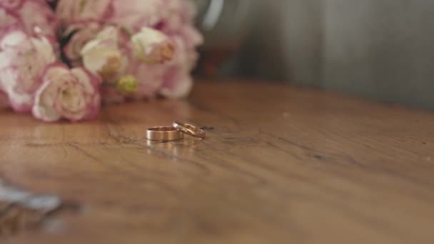 Немає Людей Крупним Планом Двох Золотих Обручок Весільного Букета Дерев — стокове відео