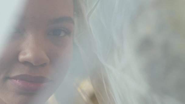 Крупним Планом Портрет Молодої Щасливої Весільної Нареченої Білій Вуаль Посміхаючись — стокове відео