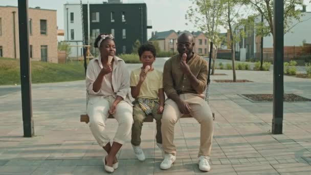 Colpo Pugnalata Della Deliziosa Famiglia Afroamericana Tre Parlare Mangiare Gelato — Video Stock