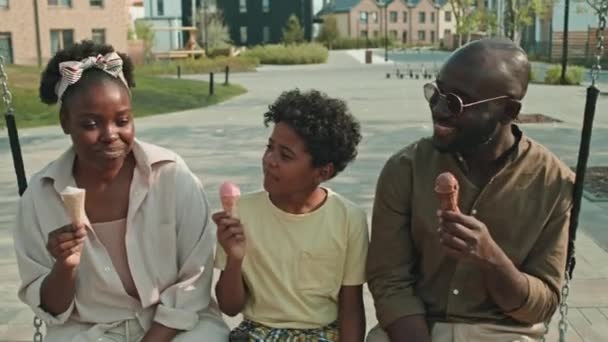 Mittlere Aufnahme Einer Fröhlichen Afroamerikanischen Dreierfamilie Die Eis Genießt Und — Stockvideo