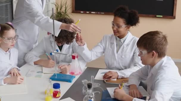 Shot Diverse Group Preteen Scientists Lab Coats Teacher Making Chemical — Stock Video
