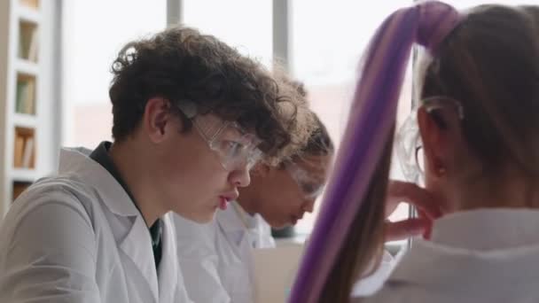 Klatka Piersiowa Różnorodnych Nastolatków Białych Fartuchach Laboratoryjnych Okularach Ochronnych Rozmawiających — Wideo stockowe