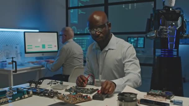 Mittlere Aufnahme Eines Afroamerikanischen Ingenieurs Der Teile Eines Menschlichen Roboters — Stockvideo