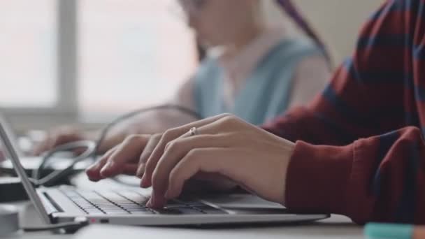 Close Mãos Irreconhecíveis Estudante Digitando Teclado Laptop Durante Aula Programação — Vídeo de Stock