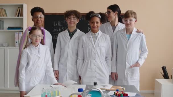 Średni Portret Młodej Białej Białej Nauczycielki Chemii Wielorasowej Grupy Uczniów — Wideo stockowe