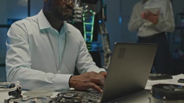 Multiraciale Paar Professionele Ingenieurs Met Behulp Van Laptop Digitale Tablet — Stockvideo