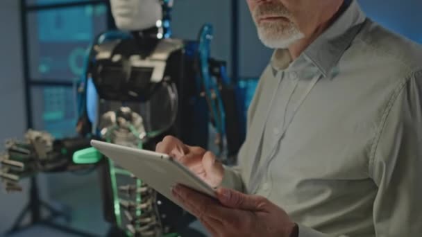Laboratuvarda Dijital Tablet Kullanan Robot Gibi Çalışan Konsantre Orta Yaşlı — Stok video