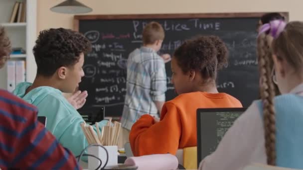 Taille Haute Camarades Classe Adolescents Multiraciaux Bavarder Pendant Leçon Programmation — Video