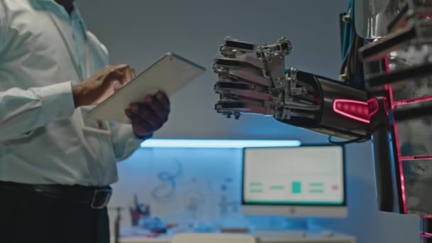 Vágott Lövés Felismerhetetlen Férfi Robotikai Mérnök Segítségével Digitális Tabletta Miközben — Stock videók