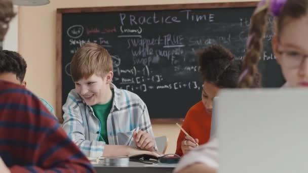 Modern Sınıfta Programlama Dersinde Sohbet Eden Çok Irklı Ortaokul Öğrencilerinin — Stok video