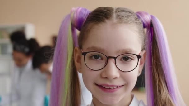 Střední Detailní Portrét Bělošské Školačky Dlouhými Purpurovými Culíky Usmívající Kameru — Stock video