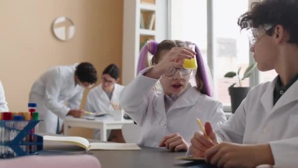 Midjan Upp Preteen Kemi Studenter Studerar Kemiska Reaktioner Samtidigt Utföra — Stockvideo