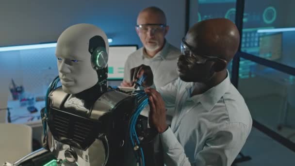Atölyedeki Insansı Robotu Tamir Ederken Dijital Tabletteki Işletim Sistemiyle Konuşurken — Stok video