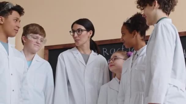 Średni Strzał Radosnej Białej Nauczycielki Chemii Grupy Wielorasowych Nastolatków Składających — Wideo stockowe