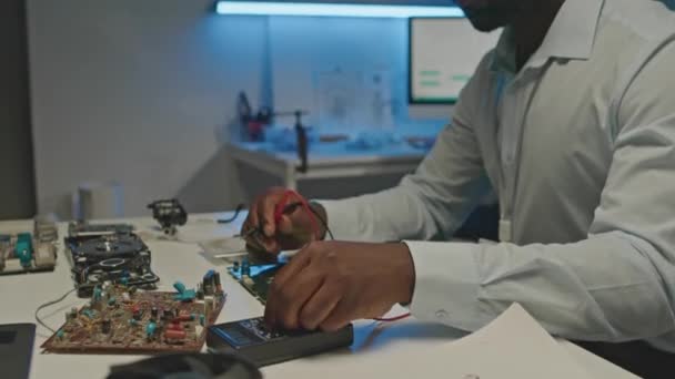 Midjan Upp Allvarliga Afroamerikanska Manliga Ingenjör Skyddsglasögon Lödning Kretskort Delar — Stockvideo