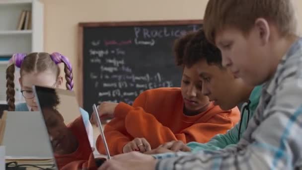 Cintura Para Cima Diversos Alunos Pré Adolescentes Usando Laptops Sala — Vídeo de Stock