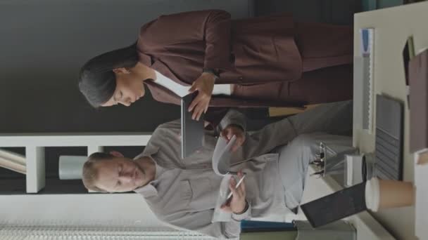 Plan Vertical Moyen Couple Multiethnique Collègues Qui Regardent Tablette Numérique — Video