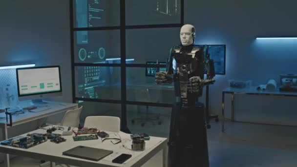 Brak Ludzi Dolly Kadrze Humanoidalnego Robota Ciemnym Futurystycznym Laboratorium Pobliżu — Wideo stockowe
